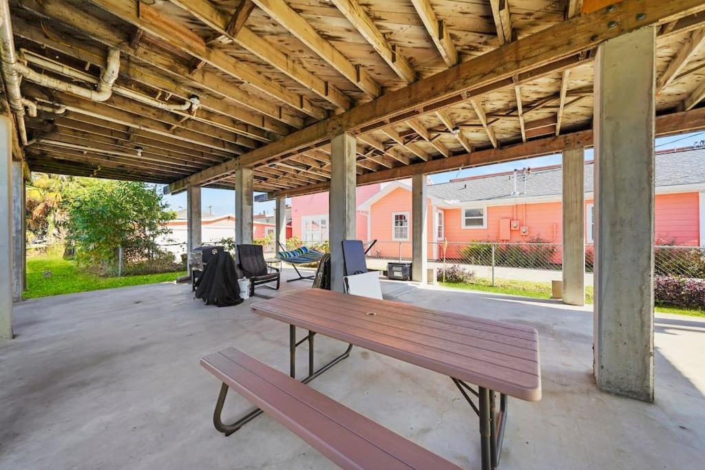 Galveston Beach House Family/Pet Friendly Exterior photo